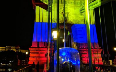 Gorgeous Chain Bridge shined in Columbian national colours