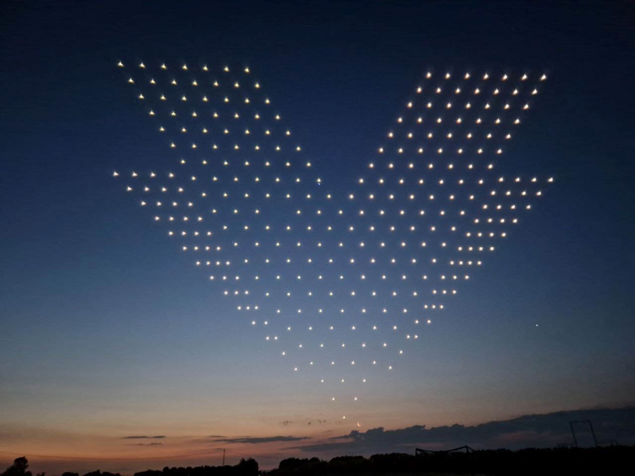 Világszínvonalú drón show-t láthattak a Sziget Fesztivál és a Szent István Nap látogatói